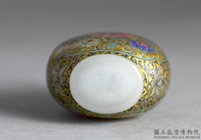 图片[3]-Glass-body painted enamel snuff bottle with flowers against a golden background, Qing dynasty, Qianlong reign (1736-1795)-China Archive